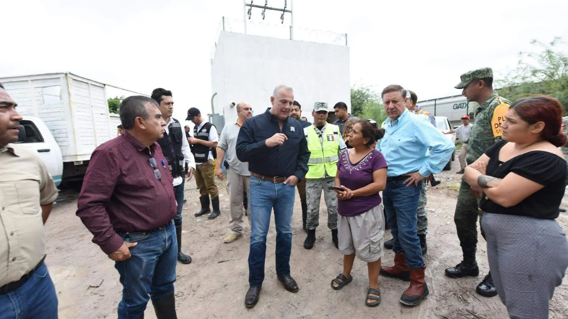 El alcalde Román Alberto Cepeda supervisó las acciones desplegadas ante la contingencia por la inundación de la colonia Santiago Ramírez.